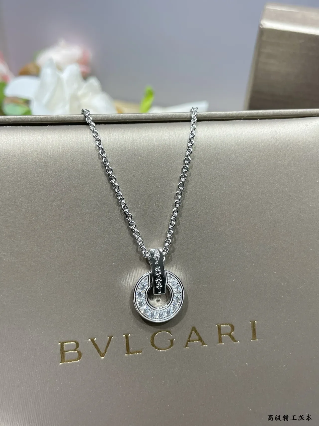 Bvlgari Colar Pendente Circular Aberto Pavé-Set com Pedras Claras em Ouro e Prata 6