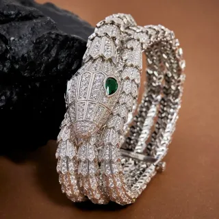 Bvlgari Serpenti उच्च ज्वेलरी डायमंड और इमरल्ड कोइल्ड ब्रेसलेट