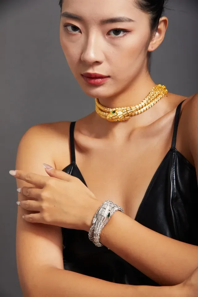 Bvlgari Serpenti Haute Joaillerie Bracelet Diamants et Émeraudes Enroulé 2