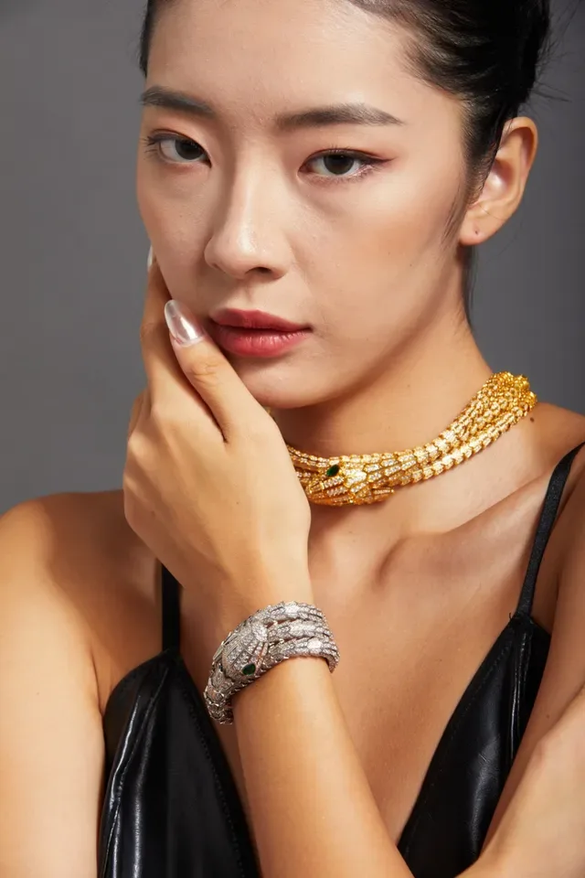 Bvlgari Serpenti Haute Joaillerie Bracelet Diamants et Émeraudes Enroulé 3