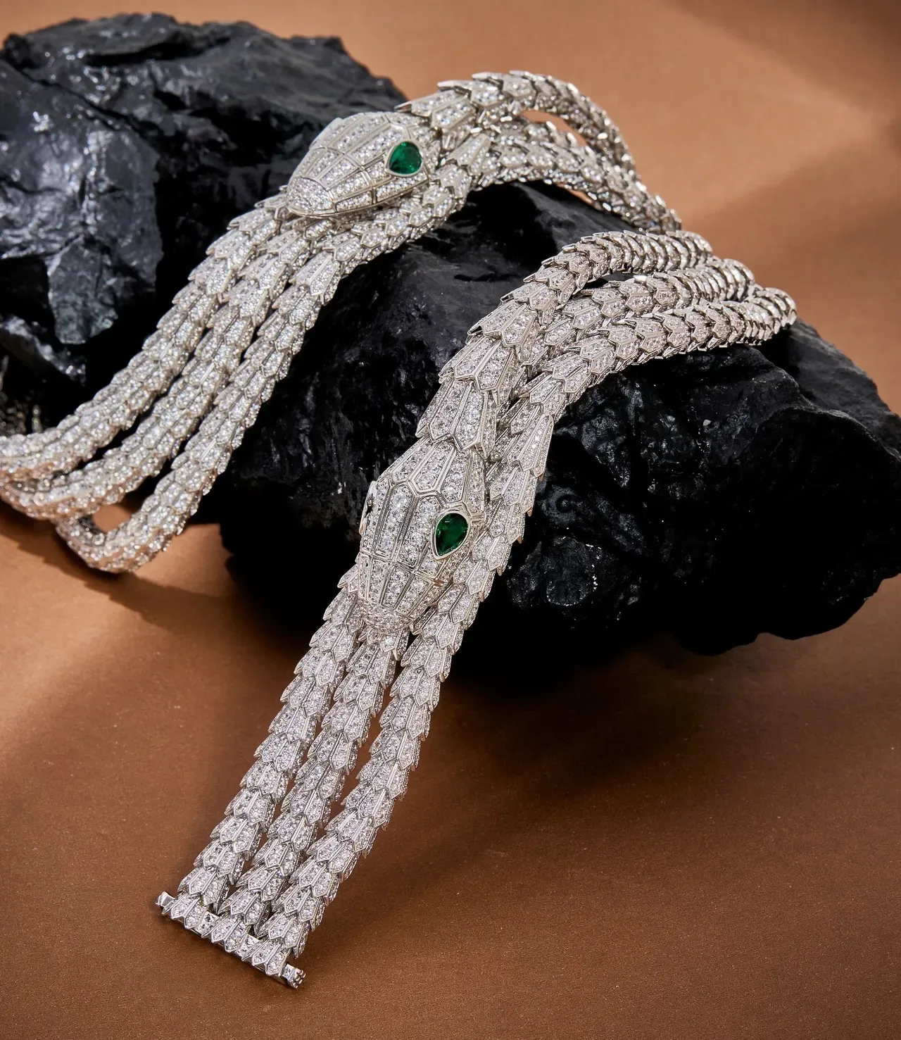 Bvlgari Serpenti Haute Joaillerie Bracelet Diamants et Émeraudes Enroulé 4