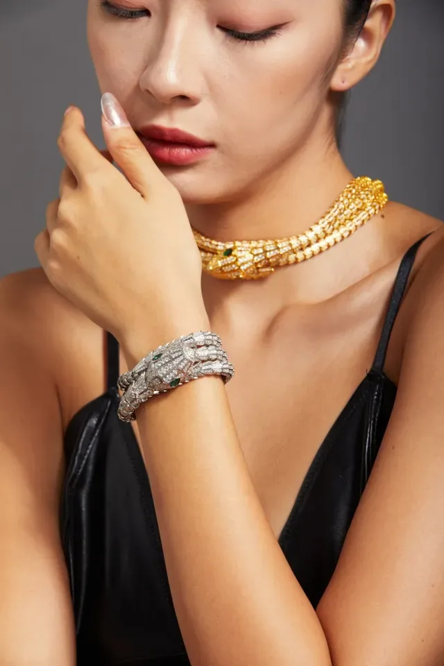 Bvlgari Serpenti Haute Joaillerie Bracelet Diamants et Émeraudes Enroulé 5