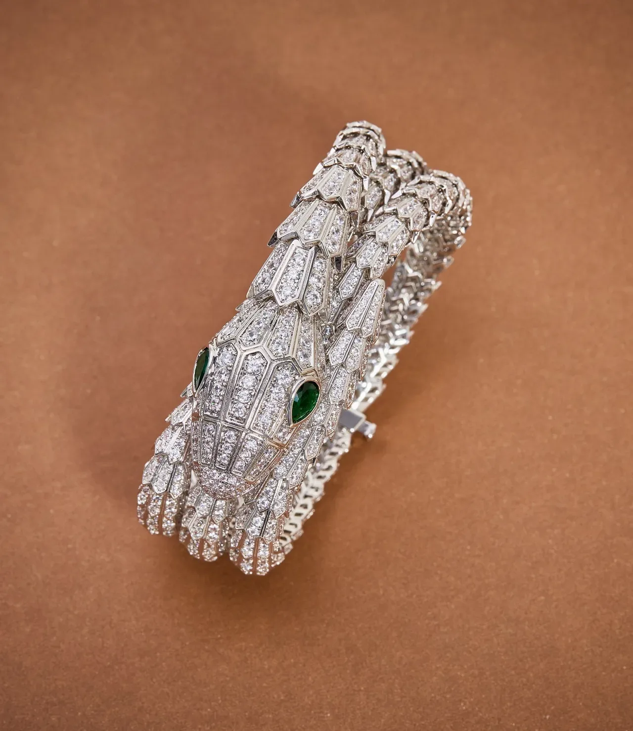 Bvlgari Serpenti Haute Joaillerie Bracelet Diamants et Émeraudes Enroulé 6