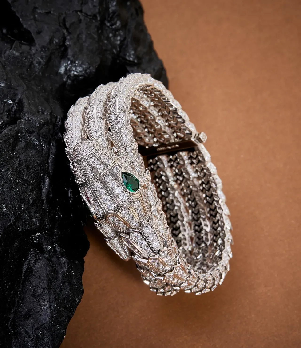 Bvlgari Serpenti Haute Joaillerie Bracelet Diamants et Émeraudes Enroulé 7
