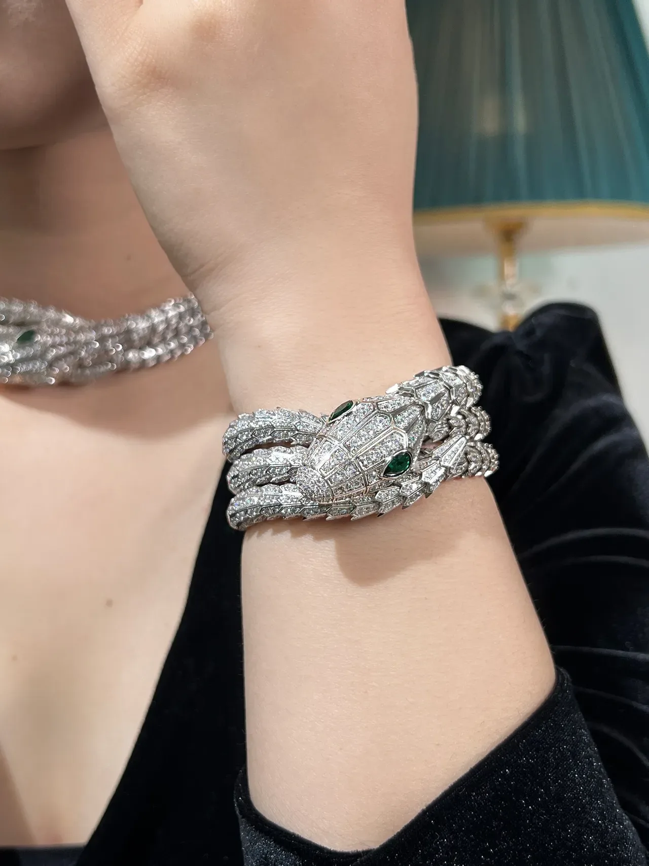 Bvlgari Serpenti Haute Joaillerie Bracelet Diamants et Émeraudes Enroulé 8