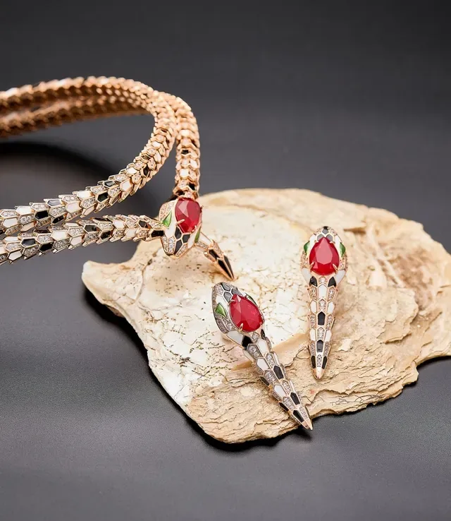 Bvlgari Serpenti Boucles d'oreilles Tête de Serpent Émail Cabochon Rouge 4