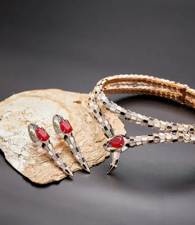 Bvlgari Serpenti Boucles d'oreilles Tête de Serpent Émail Cabochon Rouge 6