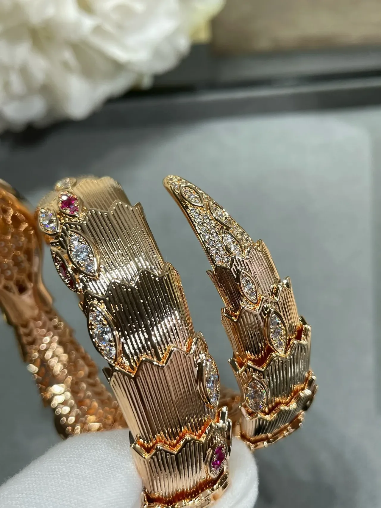 Bvlgari Serpenti Bracelet serpent en or rose avec diamants pavé et rubis 2
