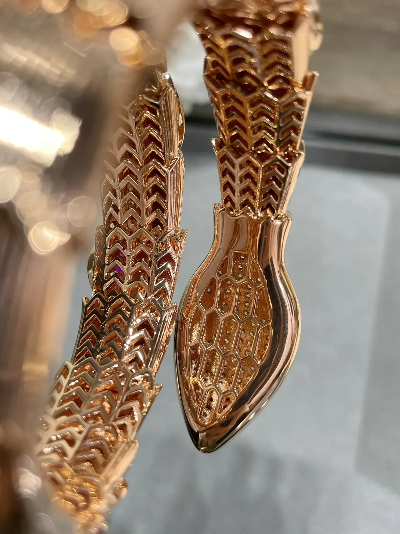 Bvlgari Serpenti Bracelet serpent en or rose avec diamants pavé et rubis 3