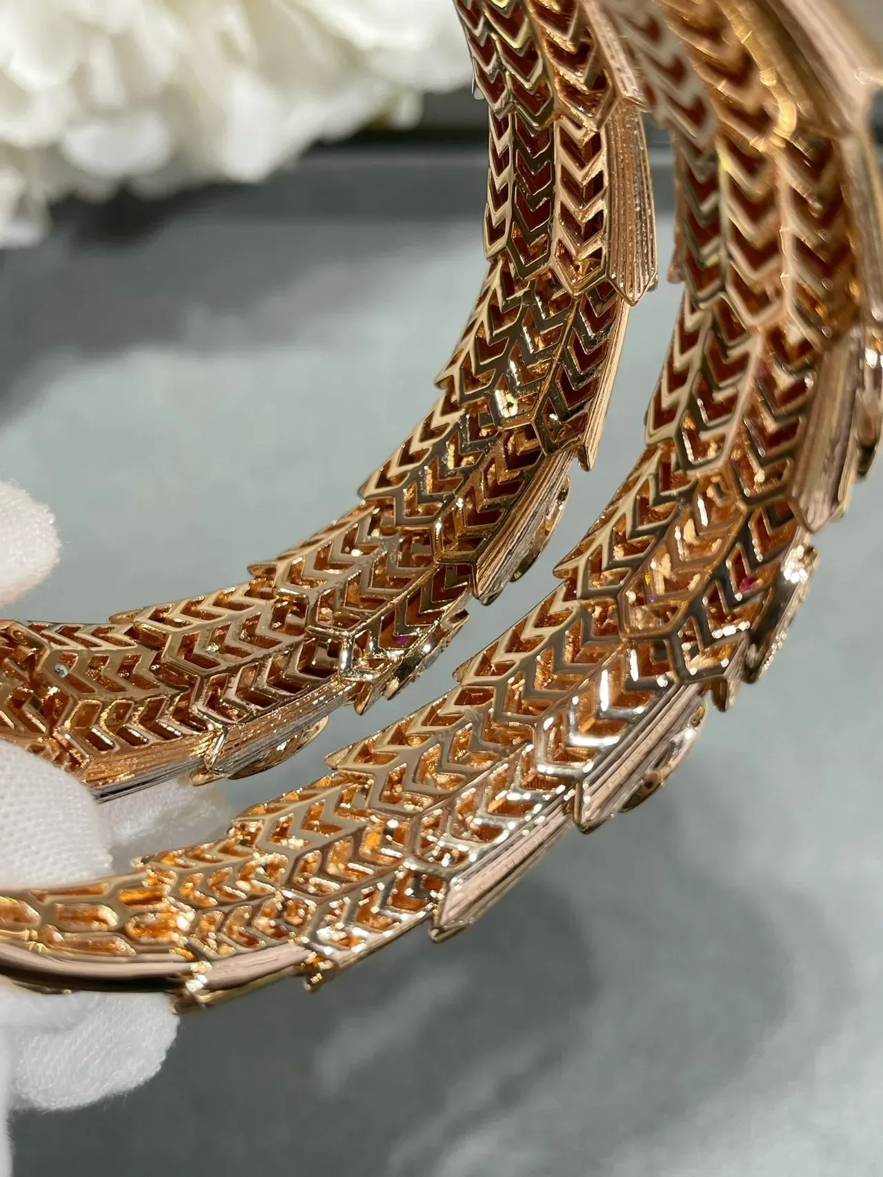 Bvlgari Serpenti Bracelet serpent en or rose avec diamants pavé et rubis 4