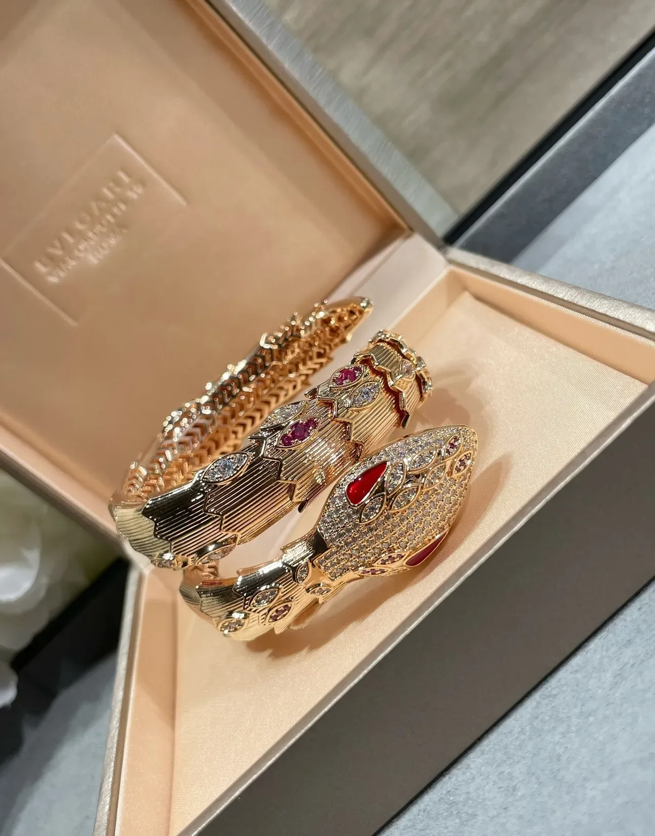 Bvlgari Serpenti Bracelet serpent en or rose avec diamants pavé et rubis 5