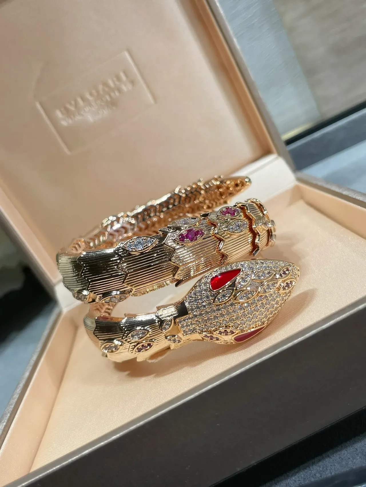 Bvlgari Serpenti Bracelet serpent en or rose avec diamants pavé et rubis 6