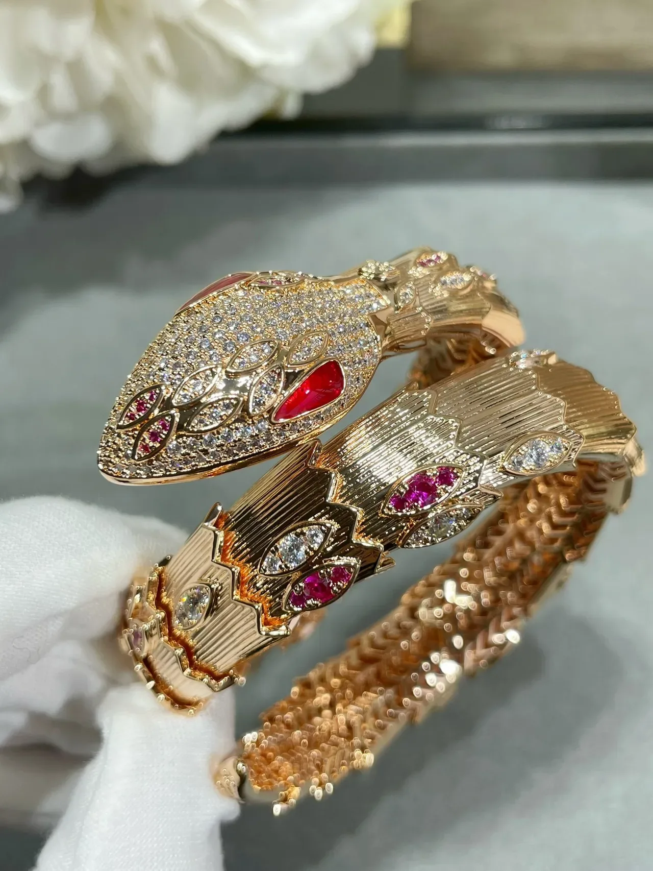 Bvlgari Serpenti Bracelet serpent en or rose avec diamants pavé et rubis 7