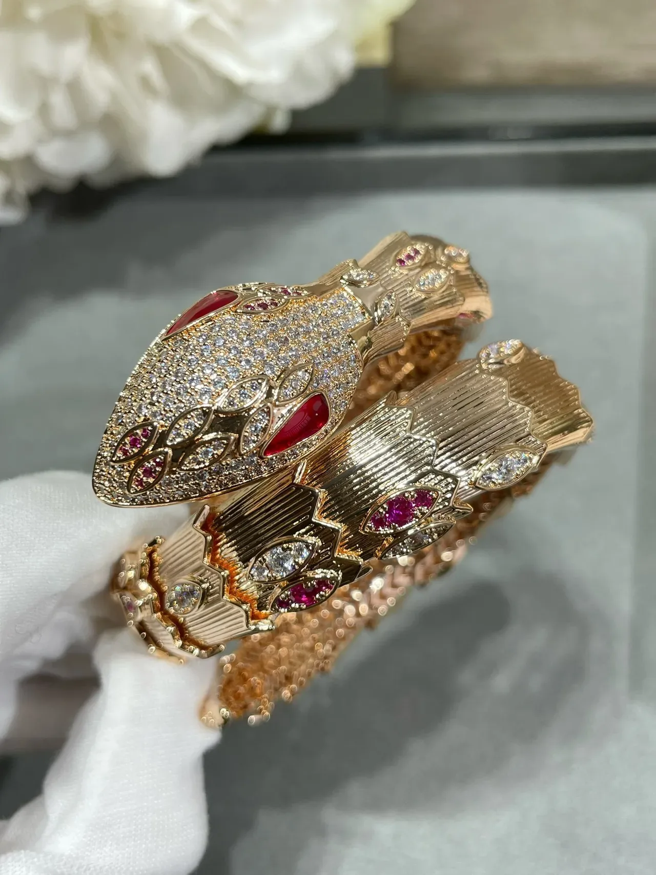 Bvlgari Serpenti Bracelet serpent en or rose avec diamants pavé et rubis 8