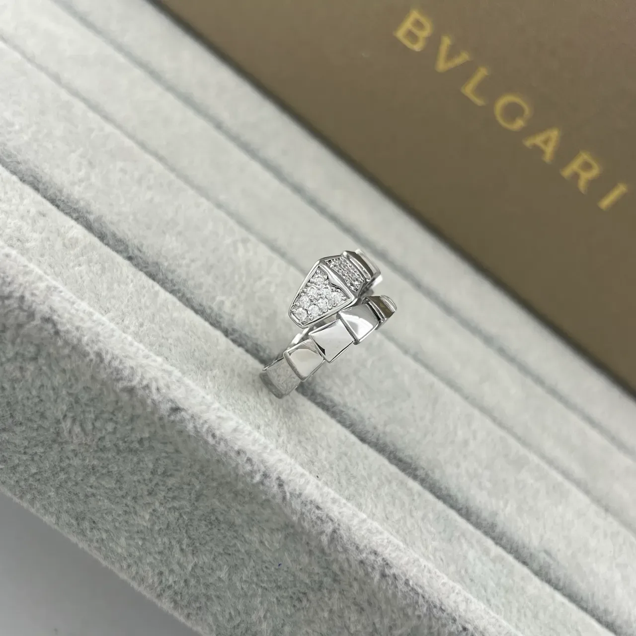 Bvlgari Serpenti Viper Créoles diamants pavés à charnière 3
