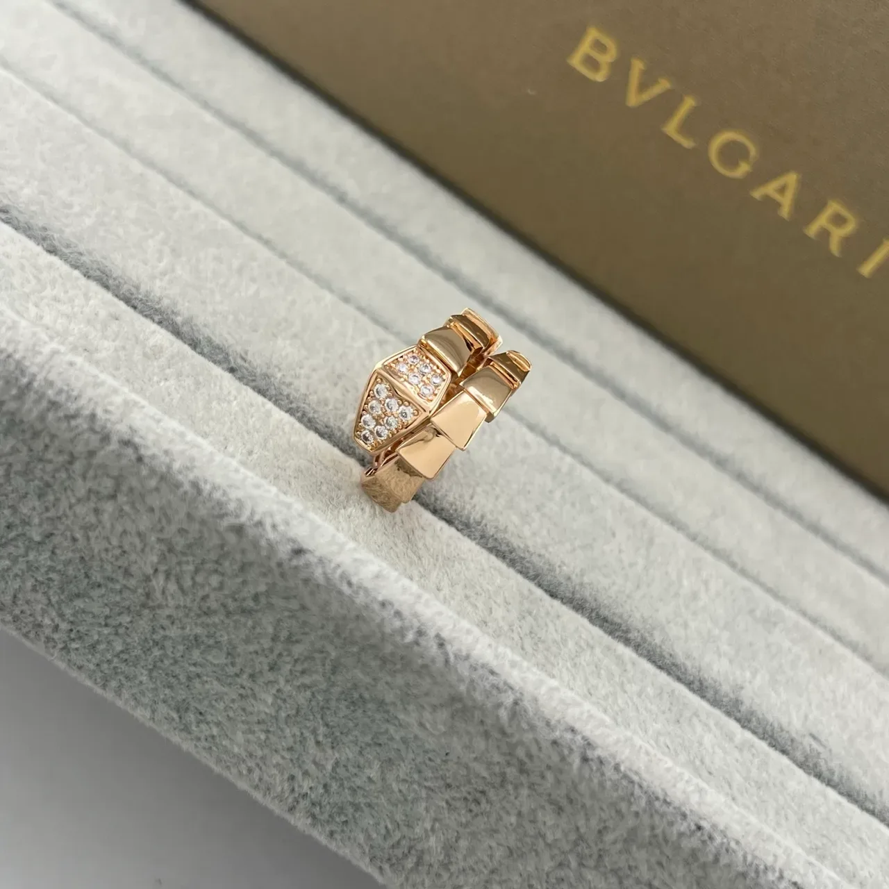 Bvlgari Serpenti Viper Créoles diamants pavés à charnière 4