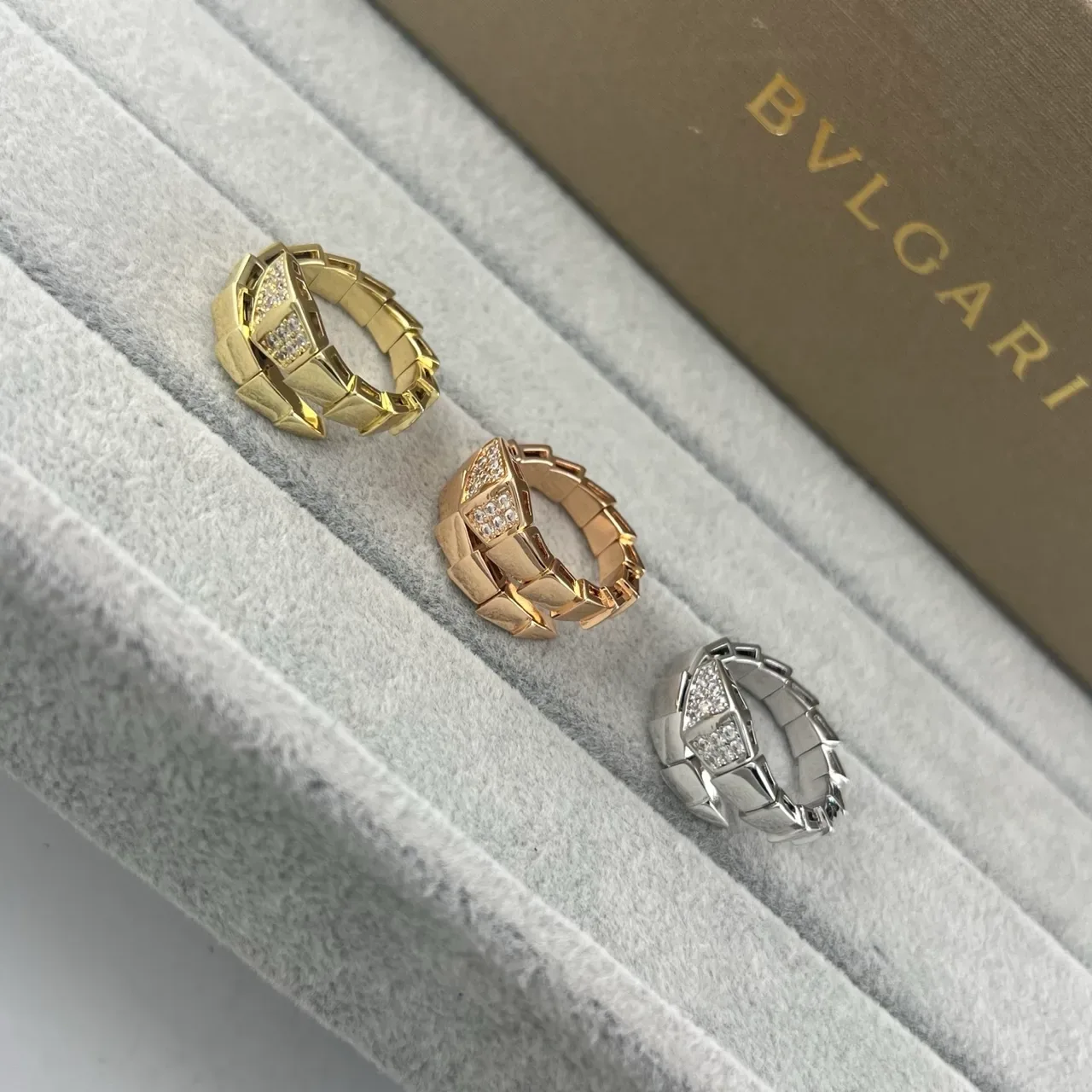 Bvlgari Serpenti Viper Créoles diamants pavés à charnière 7