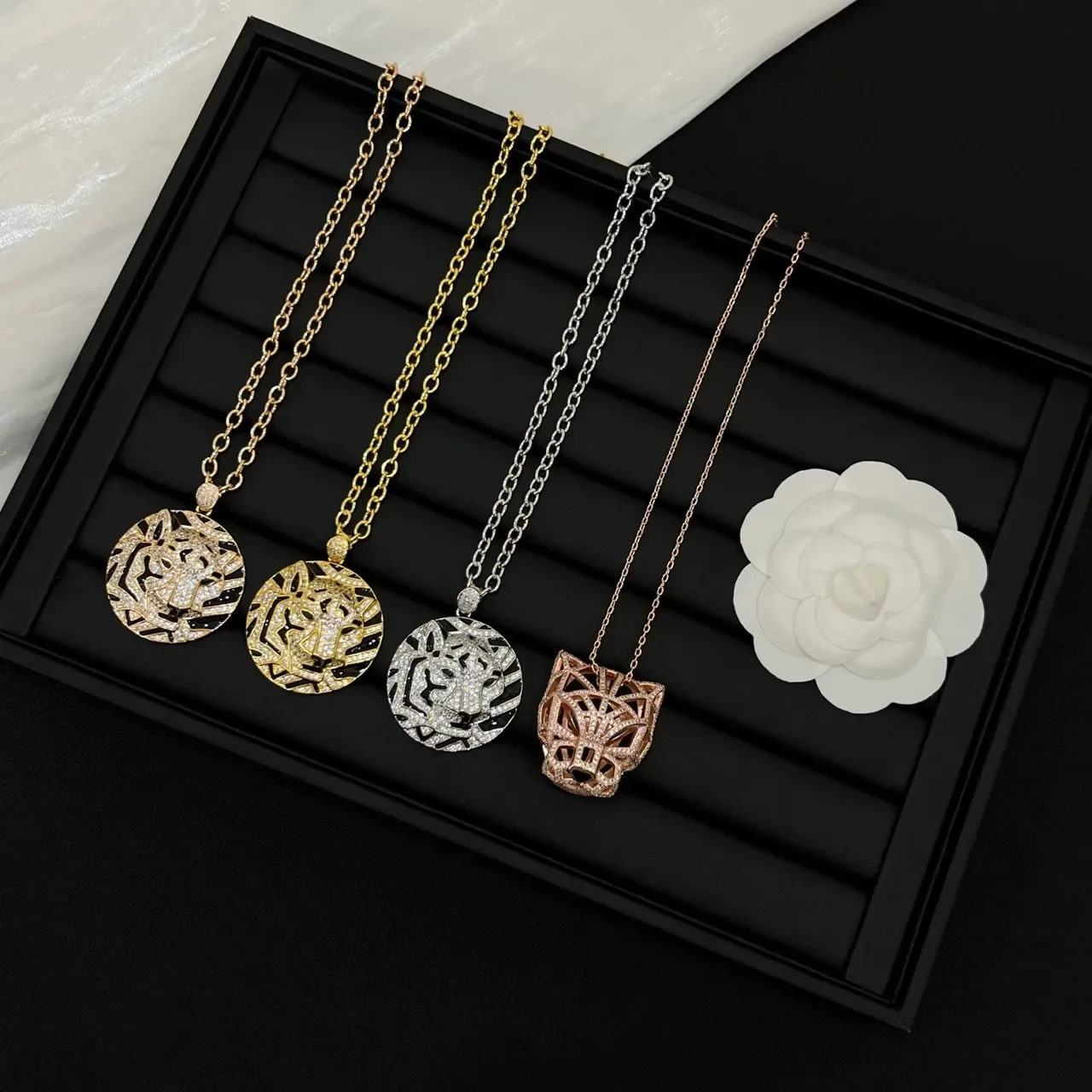 Collier Cartier Or et Argent Interlocking Logo Pendentif Cœur Ouvert 2