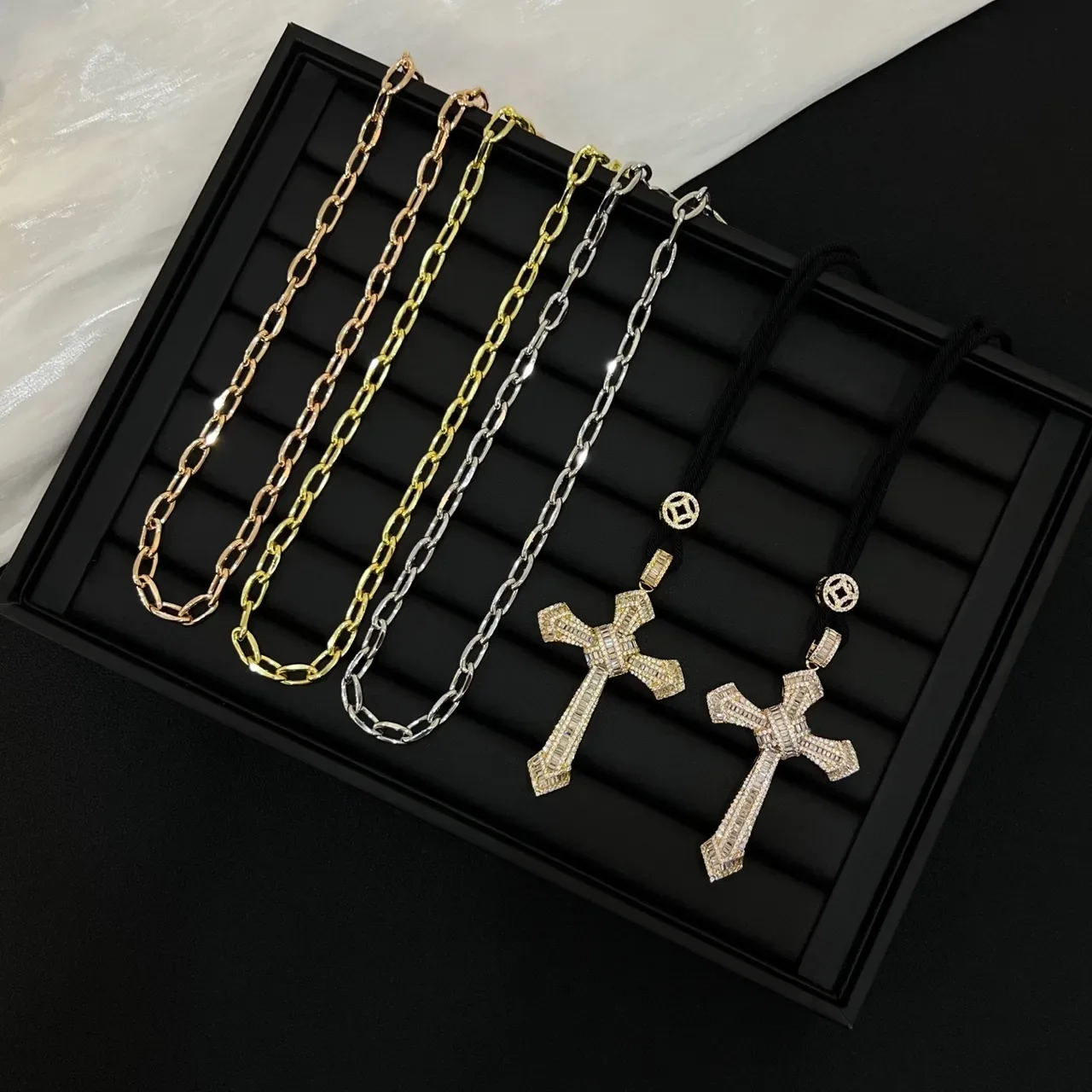 Collier Cartier Or et Argent Interlocking Logo Pendentif Cœur Ouvert 3