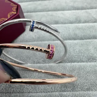 Cartier Juste un Clou Brazalete abierto con motivo de cabeza de clavo en color dorado azul