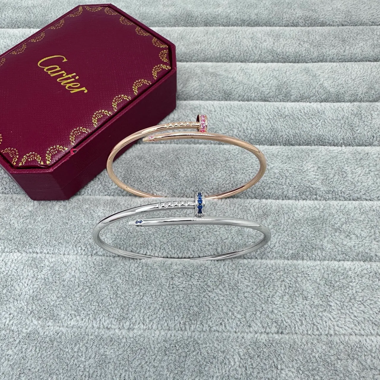 Cartier Juste un Clou Pulseira aberta com motivo de cravo em dourado azul 2