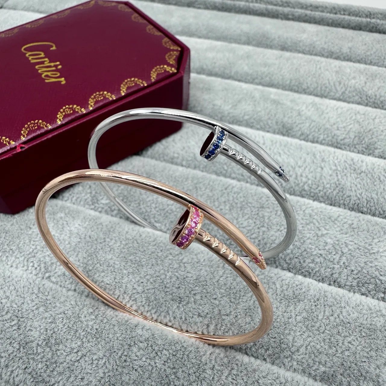 Cartier Juste un Clou Pulseira aberta com motivo de cravo em dourado azul 3
