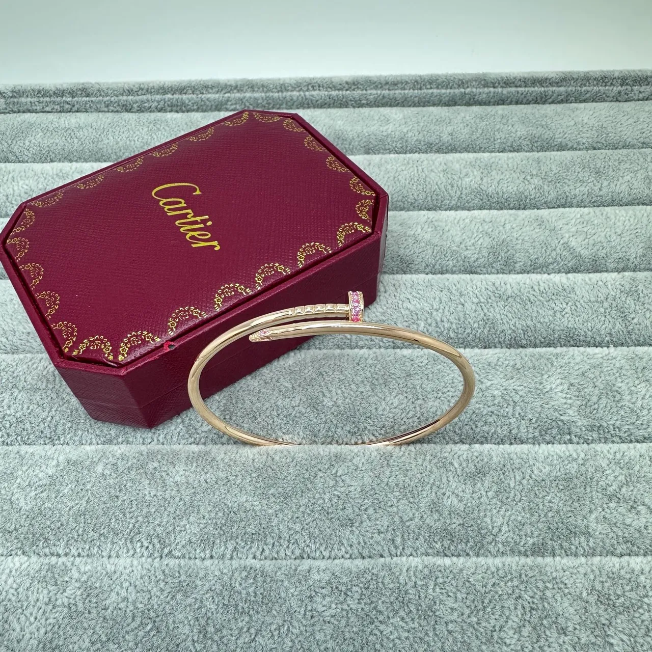 Cartier Juste un Clou Pulseira aberta com motivo de cravo em dourado azul 4