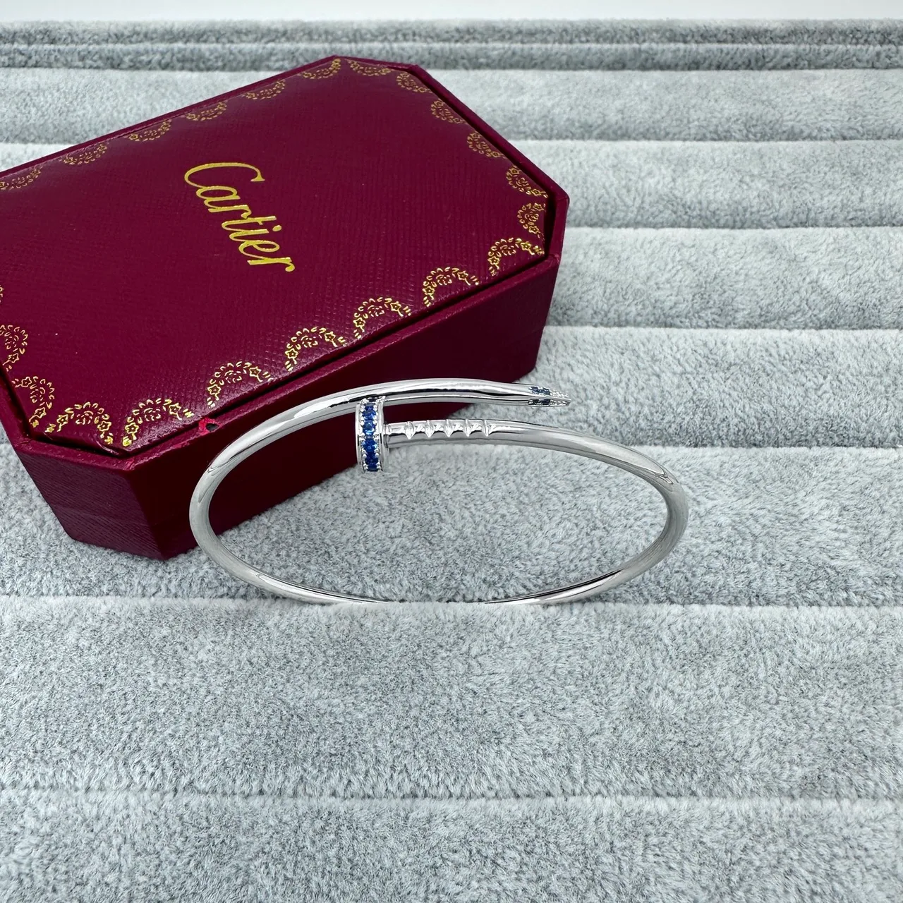 Cartier Juste un Clou Pulseira aberta com motivo de cravo em dourado azul 5