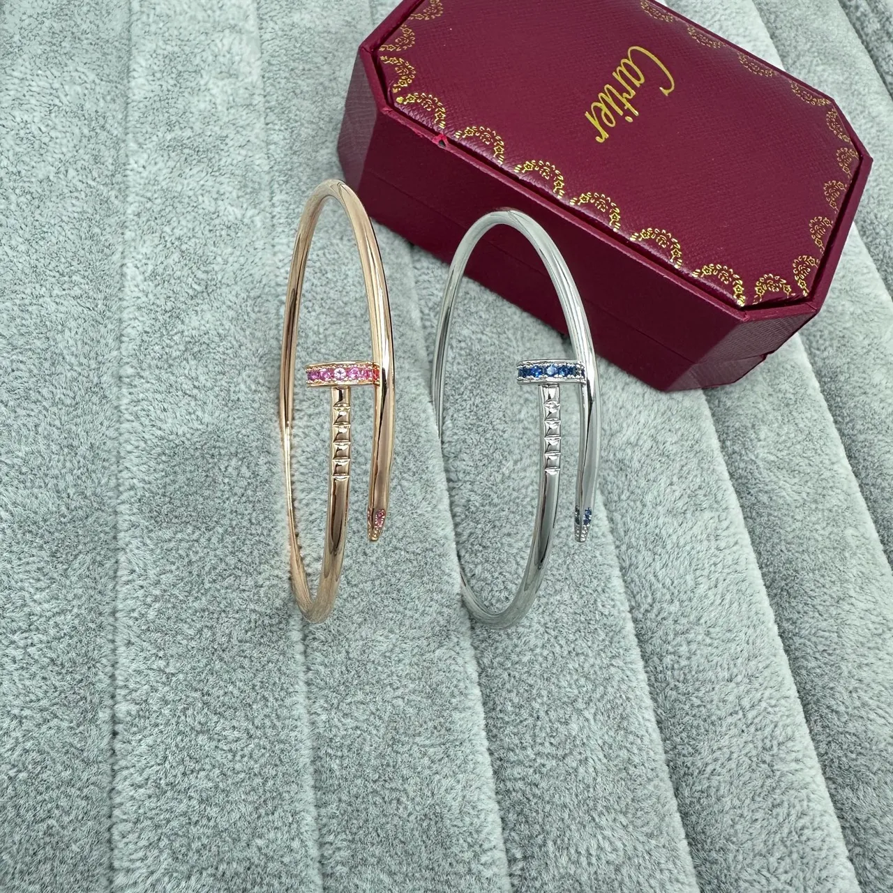 Cartier Juste un Clou Pulseira aberta com motivo de cravo em dourado azul 6