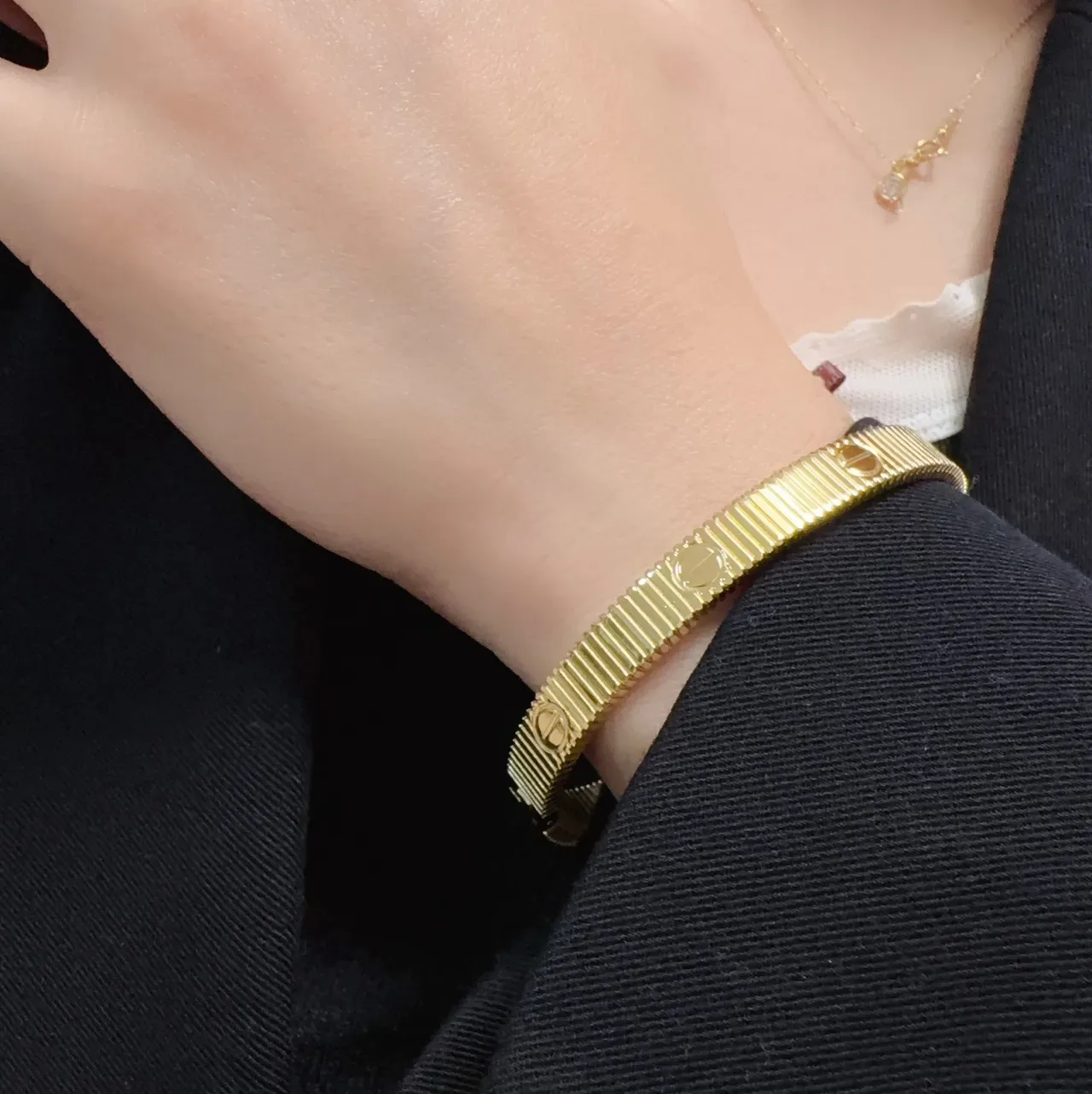 Cartier Juste un Clou Bracelets Rigides Dorés Texturés 2