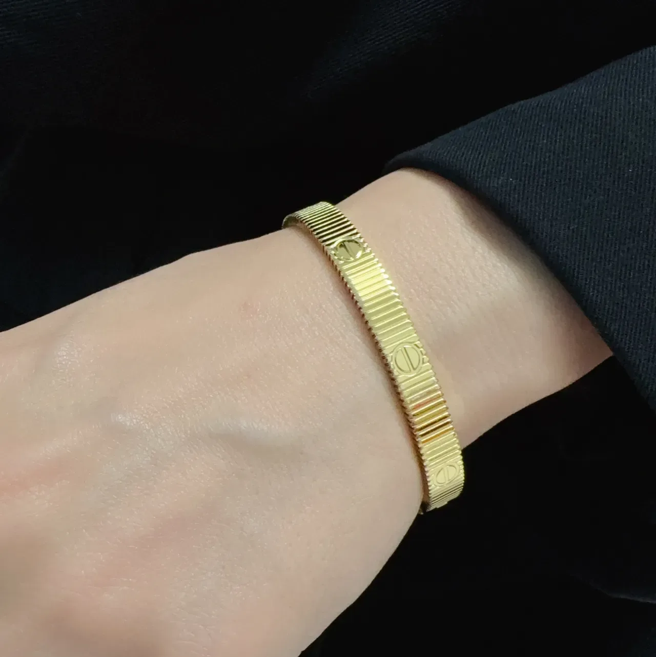 Cartier Juste un Clou Bracelets Rigides Dorés Texturés 3