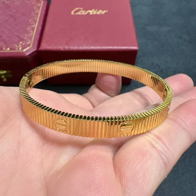Cartier Juste un Clou Bracelets Rigides Dorés Texturés 4
