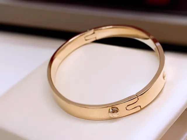 Cartier Love Bracelet Or jaune diamant émail rouge bracelet 4