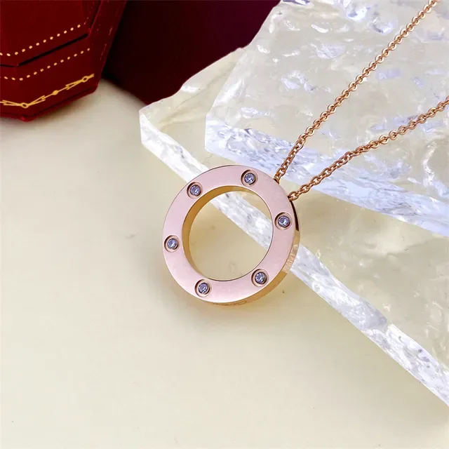 Collier Cartier Love Bague Ouverte Circulaire Sertie de Pierres 2