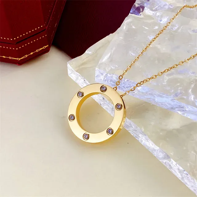 Collier Cartier Love Bague Ouverte Circulaire Sertie de Pierres 3