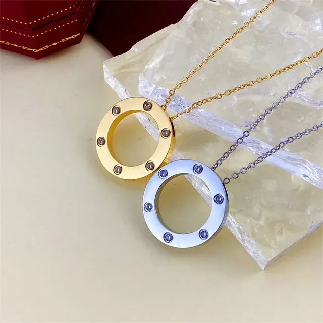 Collier Cartier Love Bague Ouverte Circulaire Sertie de Pierres 4