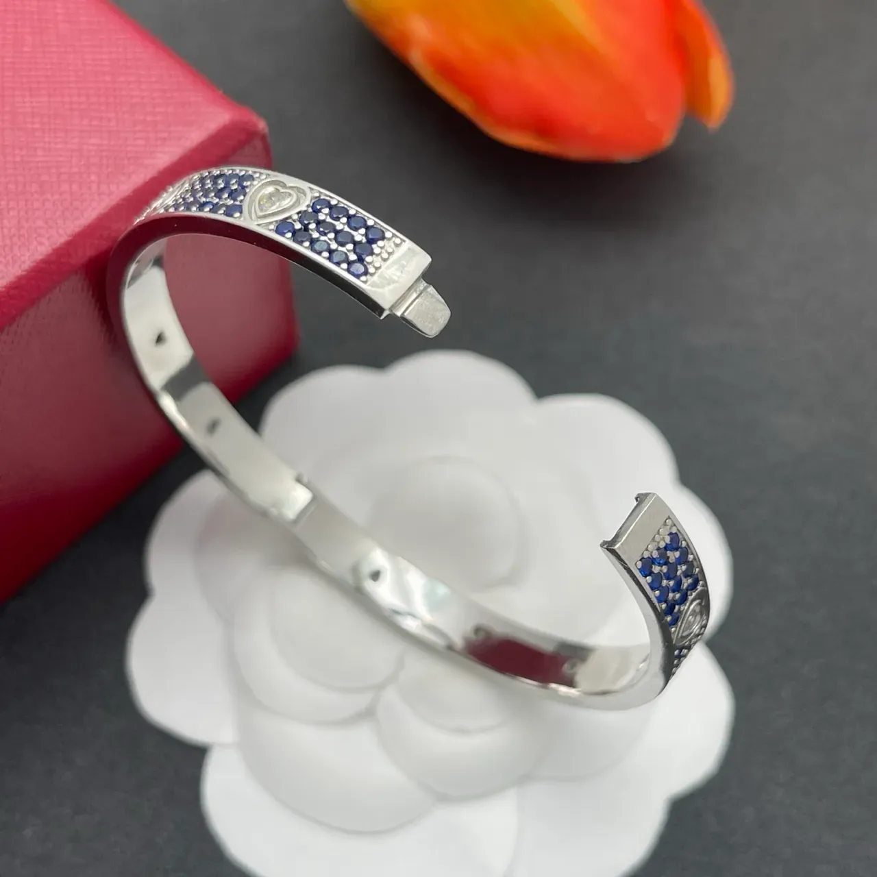 Bracelet Cartier Love-Style Pavé Saphir et Diamant Motif Cœur 4