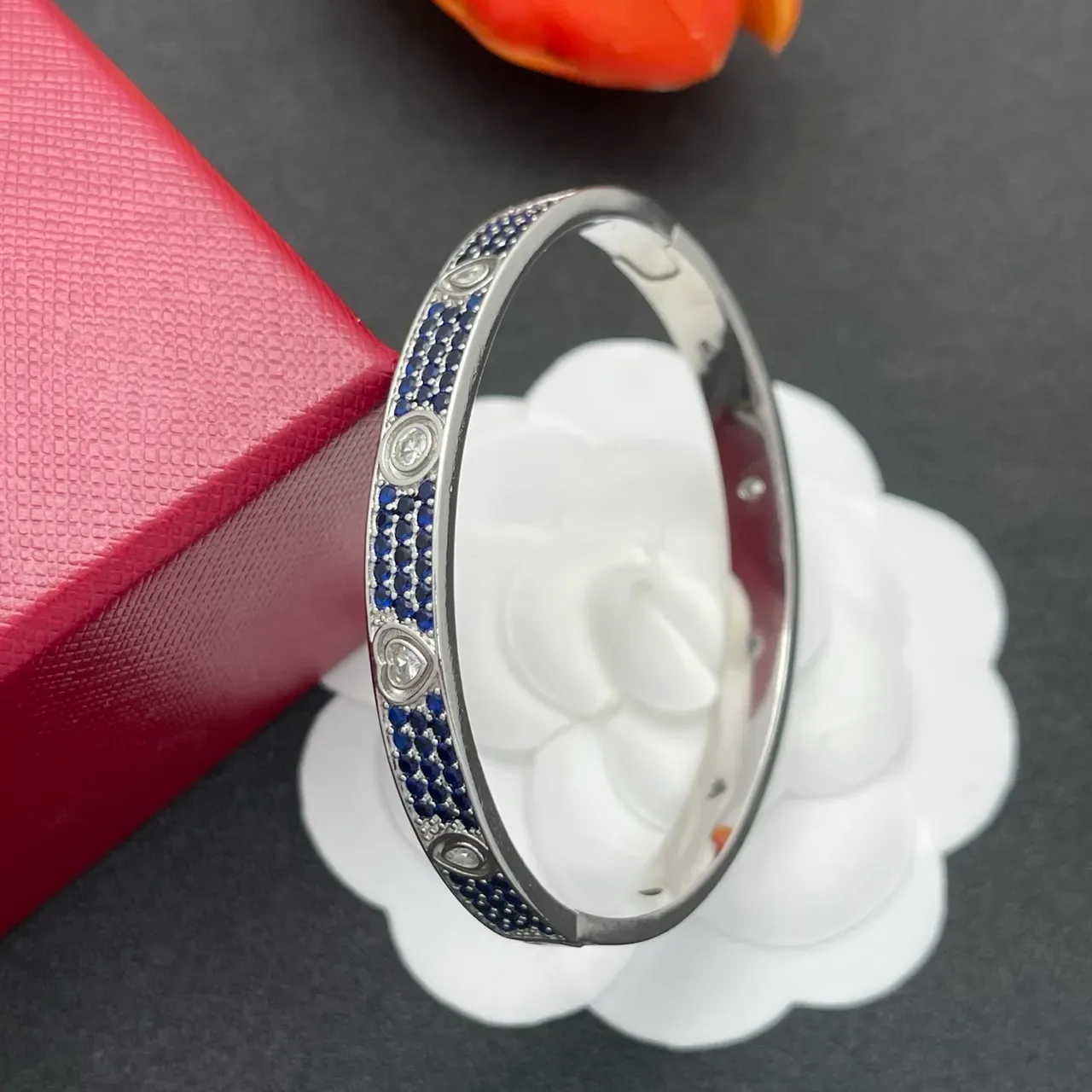 Bracelet Cartier Love-Style Pavé Saphir et Diamant Motif Cœur 5
