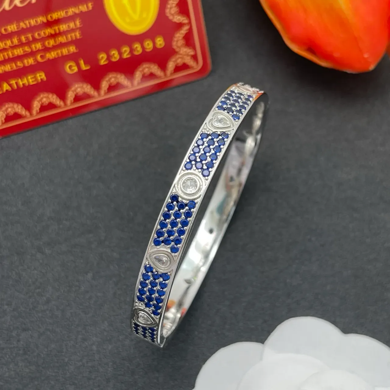 Bracelet Cartier Love-Style Pavé Saphir et Diamant Motif Cœur 6