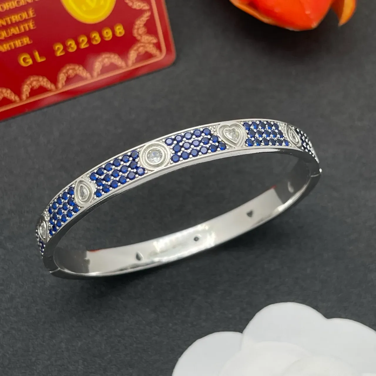 Bracelet Cartier Love-Style Pavé Saphir et Diamant Motif Cœur 8