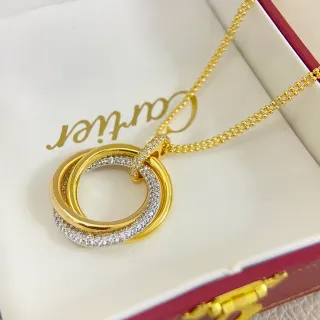 Cartier Trinity Pavé डायमंड एंड गोल्ड इंटरलॉकिंग रिंग्स नेकलिस
