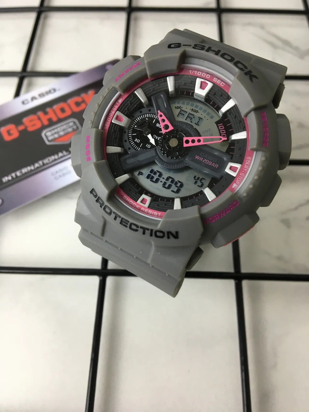 Casio G-Shock GA-100 Gris et Rose Montre Sport 2