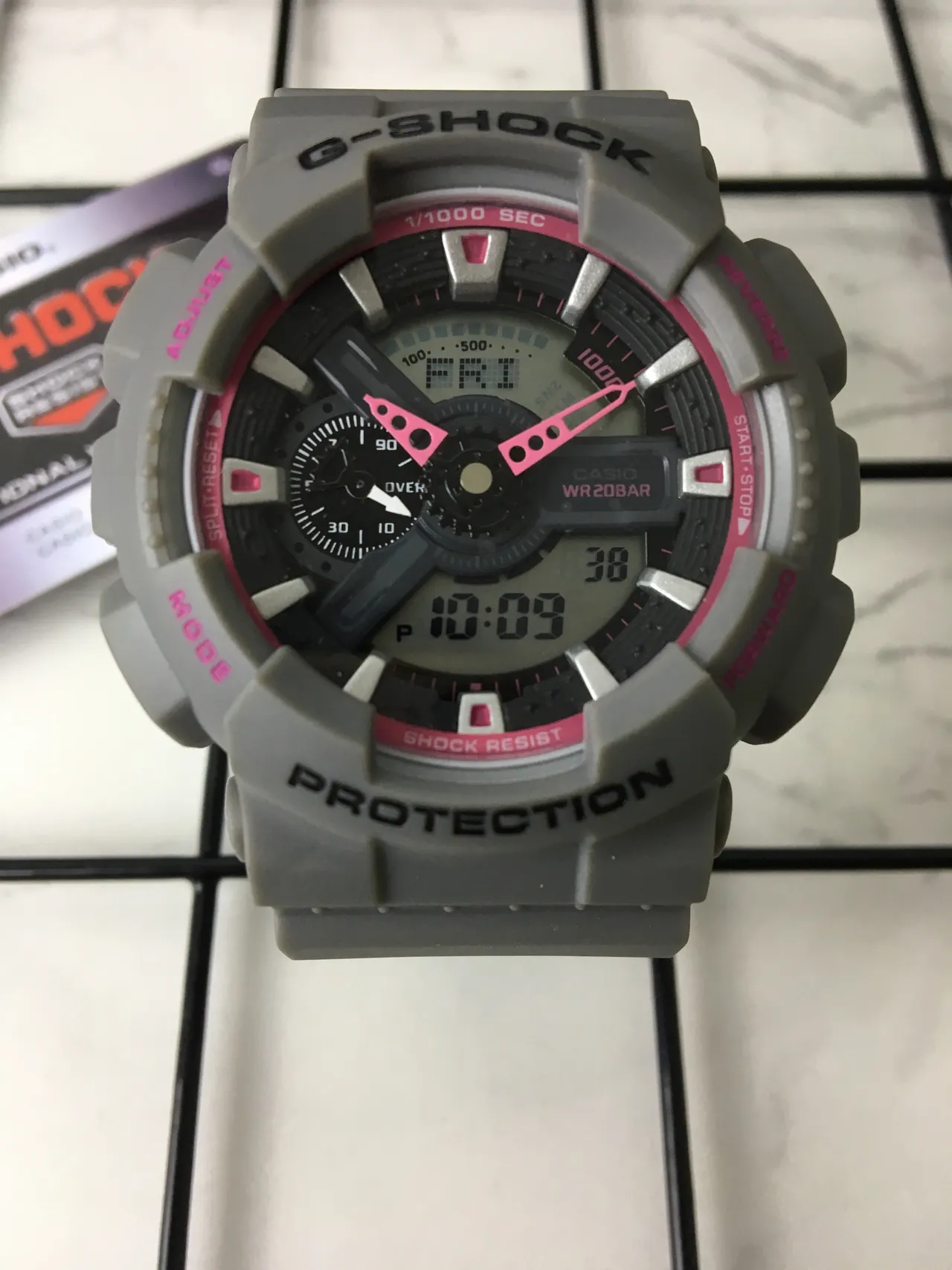 Casio G-Shock GA-100 Gris et Rose Montre Sport 3