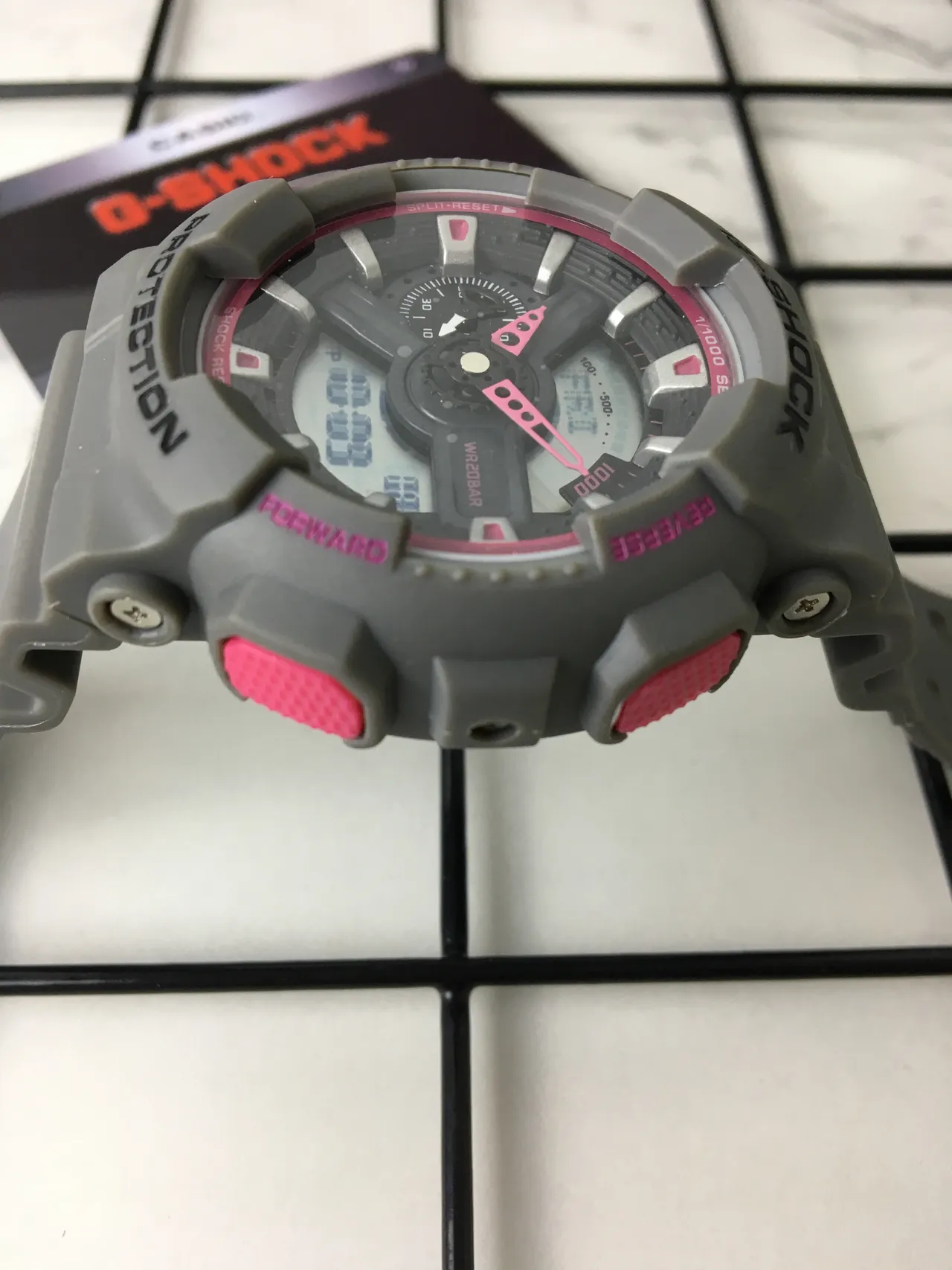 Casio G-Shock GA-100 Gris et Rose Montre Sport 4