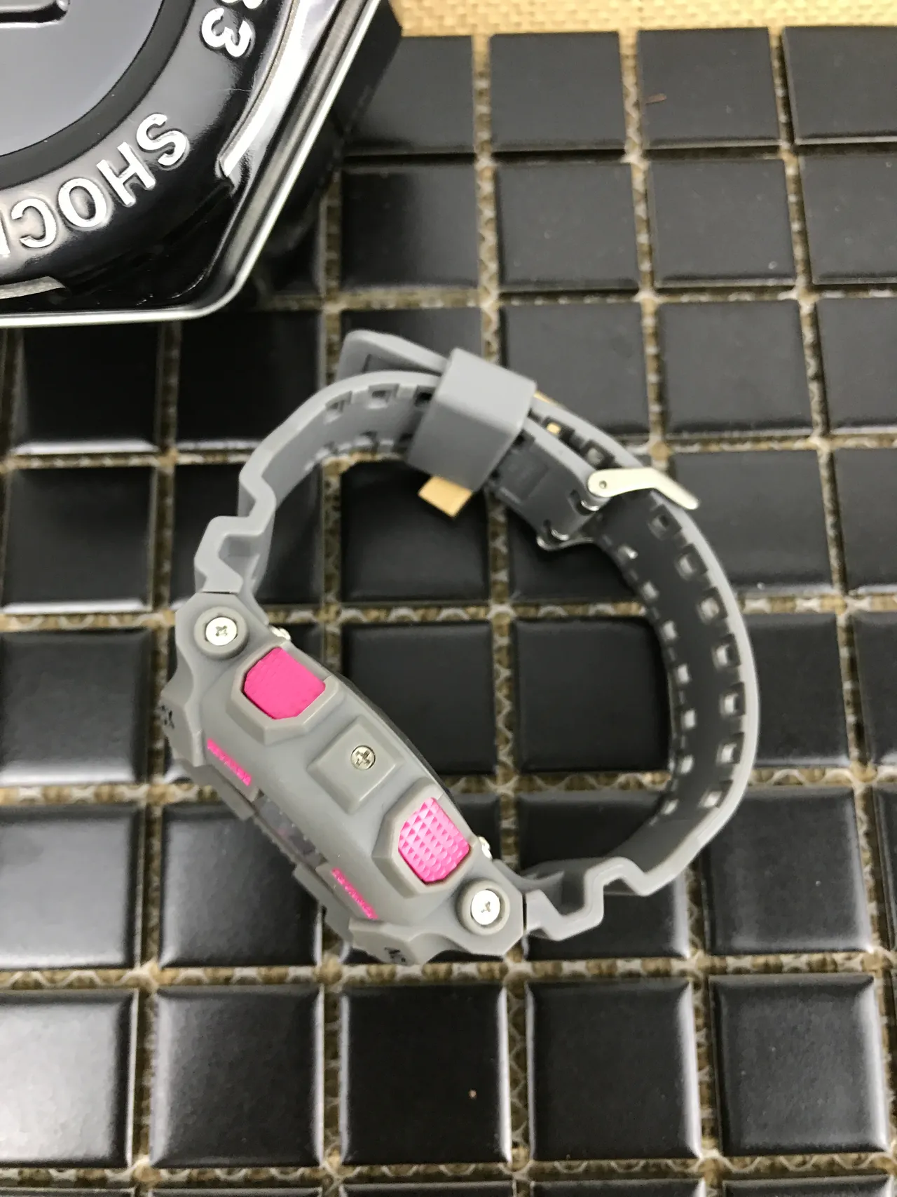 Casio G-Shock GA-100 Gris et Rose Montre Sport 14