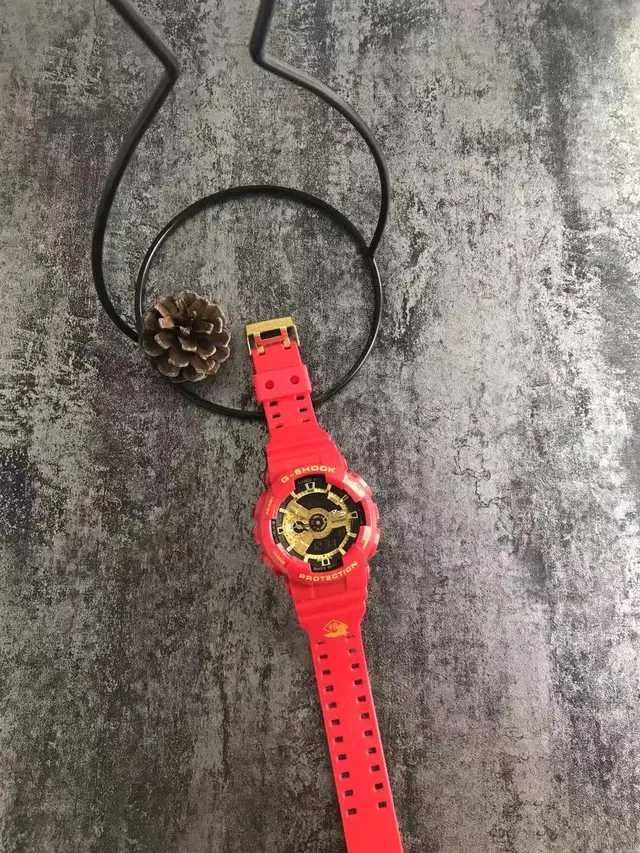 Casio Montre avec Boîtier Résine Bold Couleur Rouge Or Cadran Analogique-Digital 6