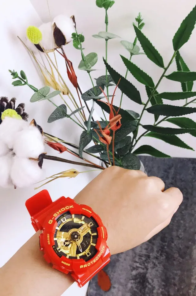 Casio Montre avec Boîtier Résine Bold Couleur Rouge Or Cadran Analogique-Digital 7