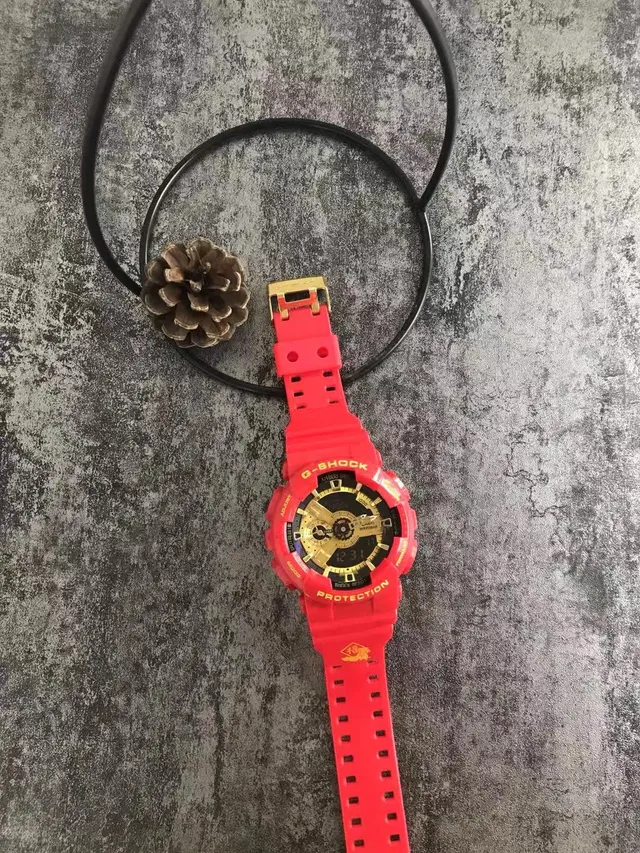 Casio Montre avec Boîtier Résine Bold Couleur Rouge Or Cadran Analogique-Digital 8