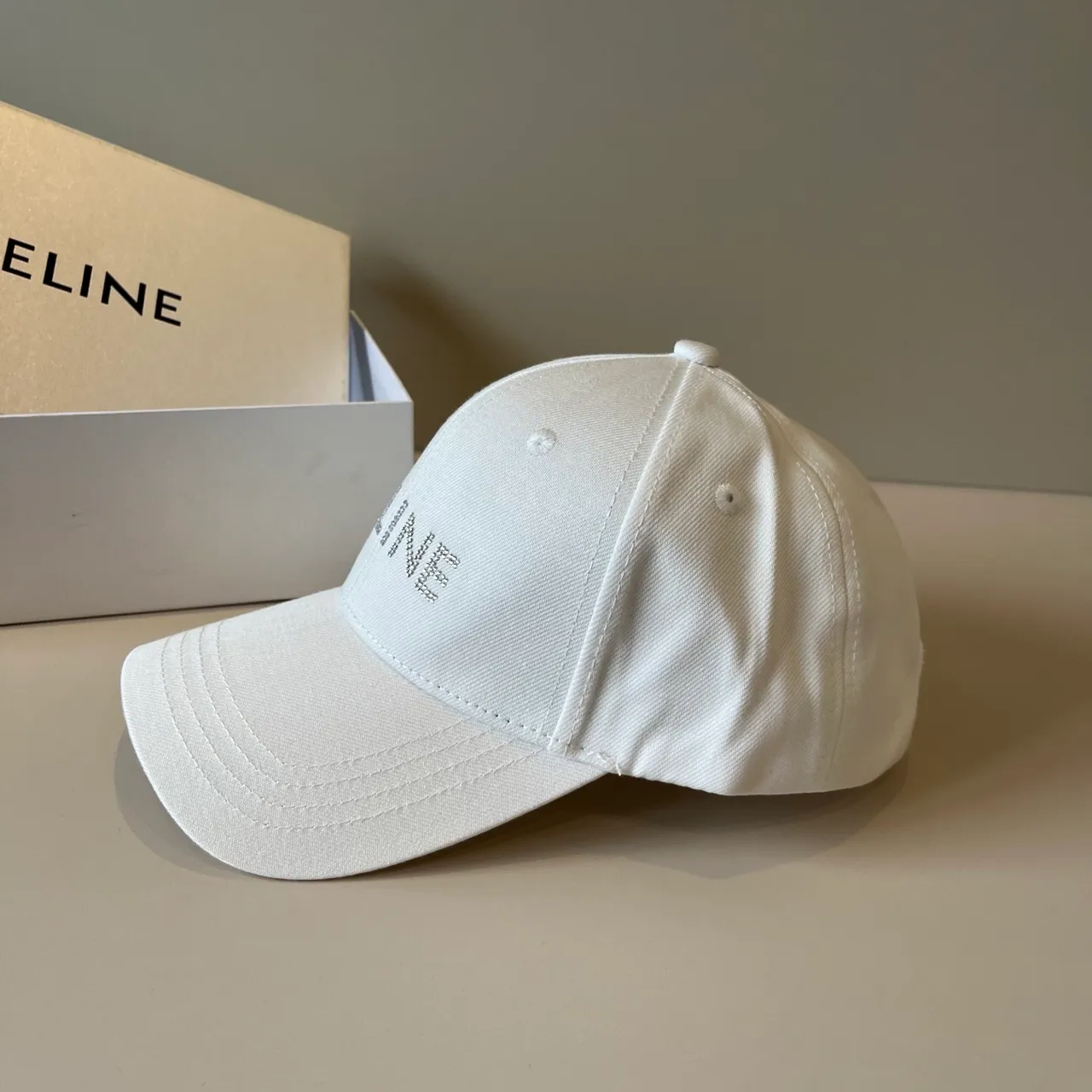 Celine ক্রিস্টাল লোগো অফ-হোয়াইট বেসবল ক্যাপ 6