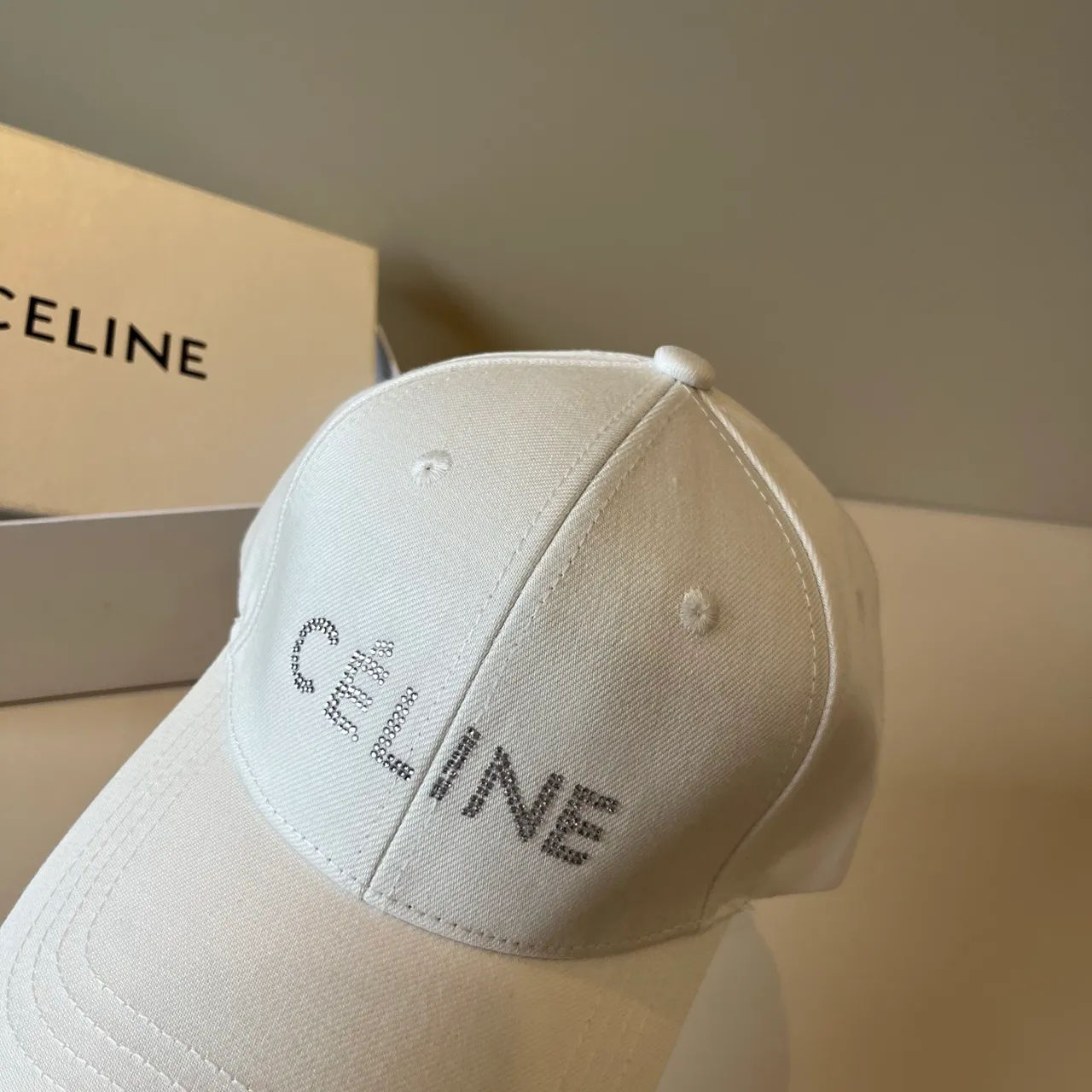 Celine ক্রিস্টাল লোগো অফ-হোয়াইট বেসবল ক্যাপ 7